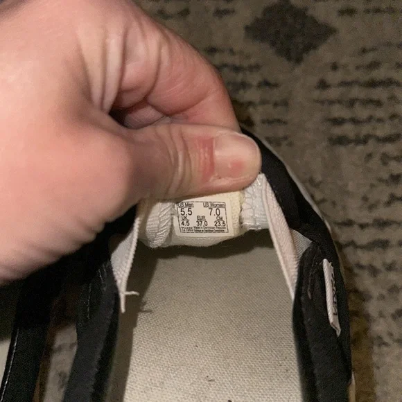 Vans Shoes Slip On Black Sneaker White Classic Skater Logo Tag Womens 7 Men 5.5 - Picture 5 of 6